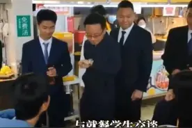快评丨学生模仿领导“视察”，不妨宽容看待并照镜自查图片