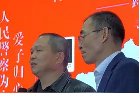“悬赏千万”寻子父亲团圆宴上洒泪：找遍122个城市，雨夜在屋檐下蹲守通宵图片