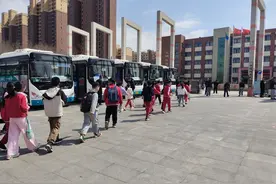 70部校园直通车保障学生假期返乘图片
