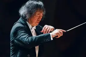“火焰指挥家”点燃马勒图片