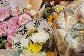 人们赶去英雄栾留伟的火锅店：山东老乡连夜开车，邻居老人来了六次图片