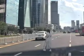 宁波一盲人女子误入马路中央不知所措，行车记录仪拍下暖心一幕图片