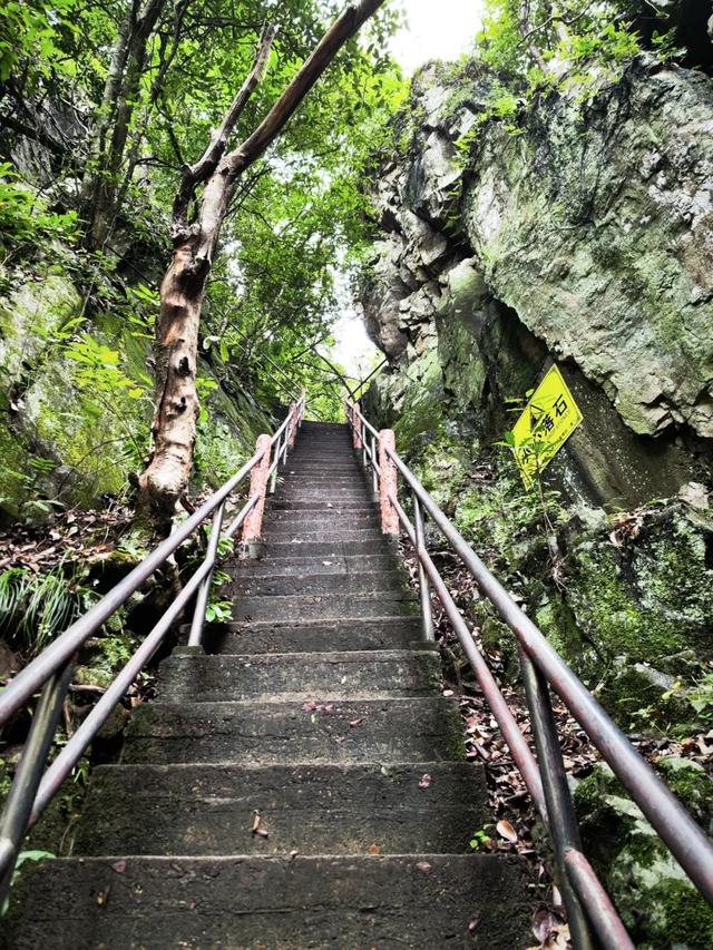 山翠水碧倚晴空