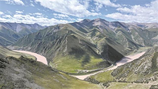 天工嵌马蹄 青山烙巨印