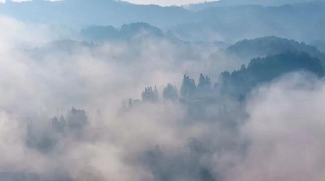 贵阳观山湖：冬日暖阳破云海 潋滟湖光映朝霞