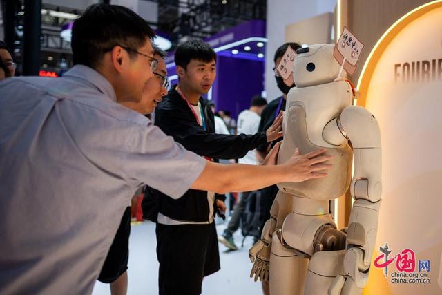 从舞台走向大众身边 中国机器人进入实用化快车道