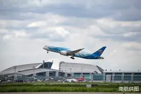 南航广州白云—伦敦盖特威克航线正式开航图片