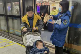 婴儿车上了地铁母亲却没上，急得哭！5分钟，一群好心人接力寻回图片