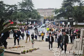 董宇辉与荆州的遇见 在樱花烂漫的时节开启图片