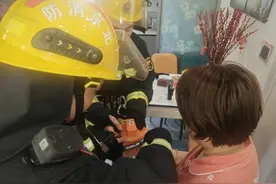 女子春节前夕大扫除被“擦窗神器”夹手，大兴消防紧急救援图片