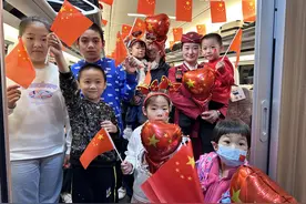 列车上一片“红色海洋”，乘务员与旅客同庆祖国生日图片