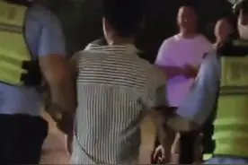 男子喝下大量白酒，撞击多车后持续叫嚣！警方：已刑拘图片