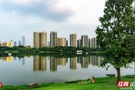 一湖映城，一园藏梦：长沙西湖公园的静谧黄昏图片