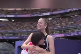 这一抱感动无数人，主角是湖南桂阳妹子图片