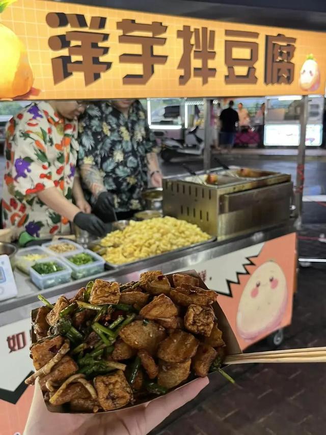 柳北烟火 |中秋夜！凤凰岭大桥把月亮「挂」在侗族飞檐下，邀你桥边赏月光、啃烤串，解锁3种神仙赏月姿势