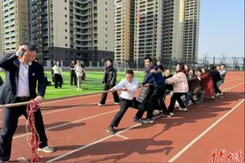 嘉禾县珠泉二完小：拔河庆元旦 凝聚向心力图片