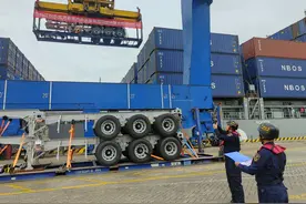 首航！海关助力东莞港内外贸同船运输图片