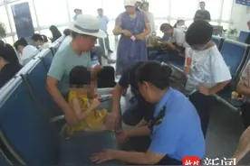 带娃候车要注意这种椅子，3岁女童腿被卡住了图片