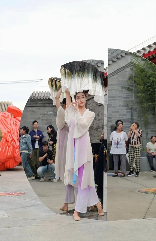 胡同深处惊现60米艺术长廊，青砖灰瓦秒变打卡圣地！