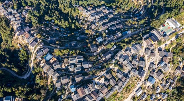 从江：民居落山脊 苗寨入画来