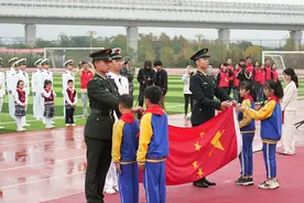 遨游太空的国旗在重庆传递图片