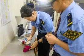 旅客丢包不知情 列车工作人员热心找回图片