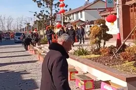 刘强东给村民发的年货已运到村里，村民自发在刘强东家门口放烟花感谢图片