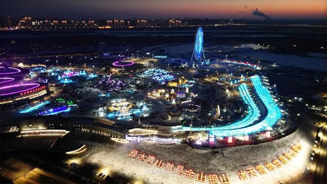 施工正酣！冰雪大世界超级冰滑梯初显“长城”雄姿