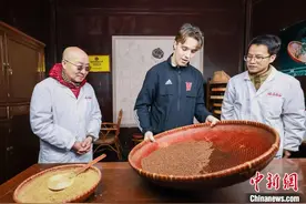 加拿大“篮球小将”杭州体验拔火罐图片