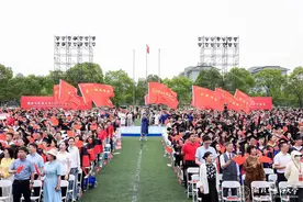真人生赢家！这群博士生带娃来参加毕业典礼图片