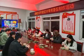 鲁山县：闻香识中药 巧手做香囊图片
