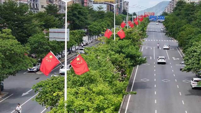 【迎国庆·颂祖国】龙川换上 “中国红” 盛装，满城喜色漾起浓浓爱国心