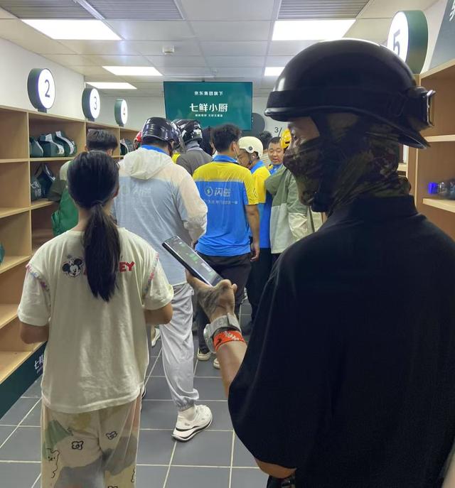 记者在高峰期的七鲜小厨吃了顿饭