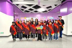 二七区淮河东路小学联合陇秀公园中心站开展雷锋月实践活动图片