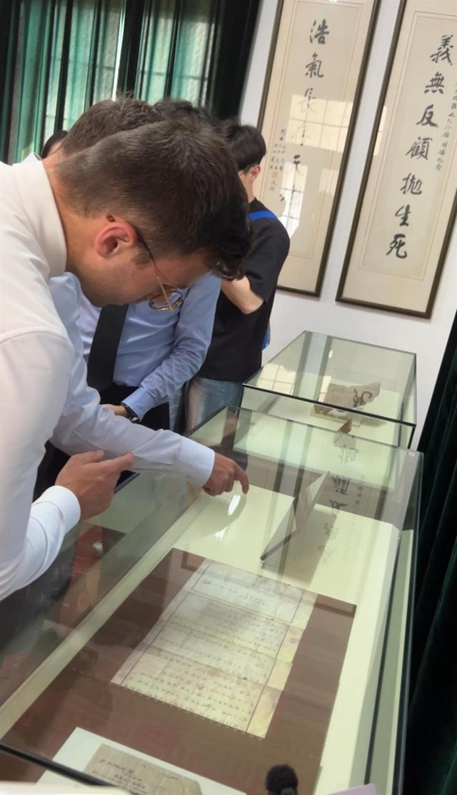 法国友人马库斯参观蔡公时纪念馆