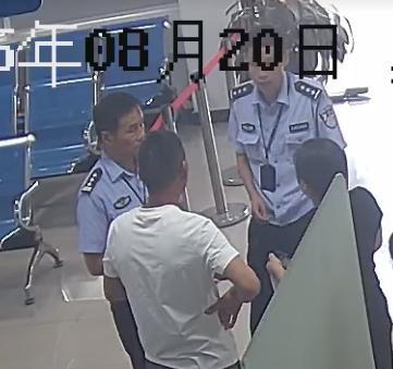 浙江一男子去处理违章，交警感觉他“不太对劲”，突然，现场气氛凝固了起来……