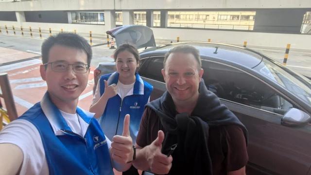 上海机场青年外语志愿服务团队上岗，助力上海打造中国入境旅游第一站