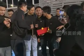雷军现身成都，小伙当面递上简历，网友：一个敢递一个敢接图片