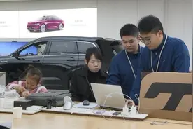 江西：电子产品“国补”落地实施 点燃“以旧换新”热情图片