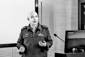 35年书写军校教员的担当——记国防大学联合勤务学院教授刘分良图片