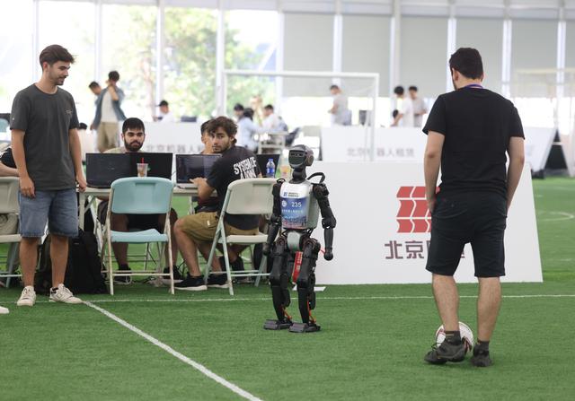 人形机器人运动会实训揭秘：机器人自主踢球，算法与临场应变决胜