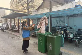 南门社区开展“网格员变身‘清道夫’，守护小区整洁家园”行动图片