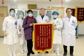 赋诗一首制锦旗，心梗患者表谢意图片