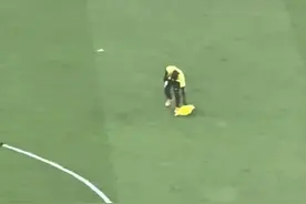 吉达联合球迷往场内扔TIFO塑料膜，坎特等人捡起并放到场边图片