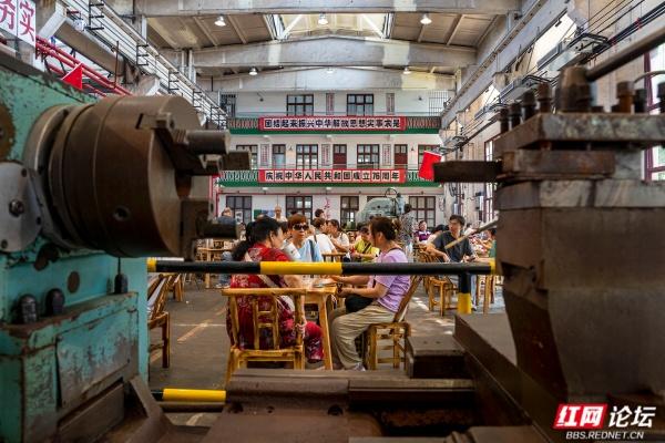 国庆打卡长沙工业风新地标：曙光茶厂的“锈”与“红”