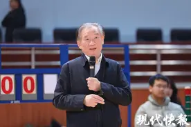 南农67岁院士以球授课，球场聊科研是课题组常态图片