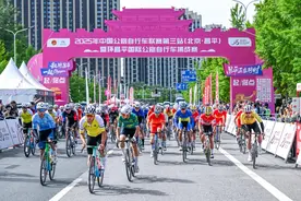 中国公路自行车联赛第三站骑行在北京昌平“流动画廊”图片