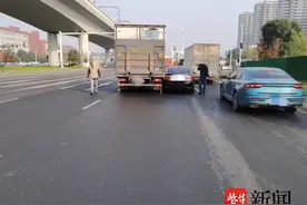 厢式货车司机驾车时开小差，拐弯撞上同向小轿车被判担全责图片