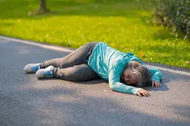 闪电律解｜老人意外摔伤 保姆被扣工资合理吗？律师：取决于具体情况图片