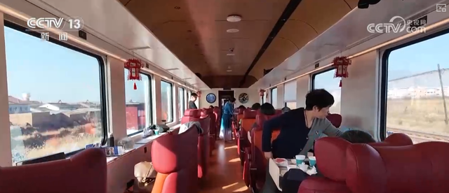 一条列车串联起两头冰雪资源 便捷交通让周末“冰雪游”触手可及